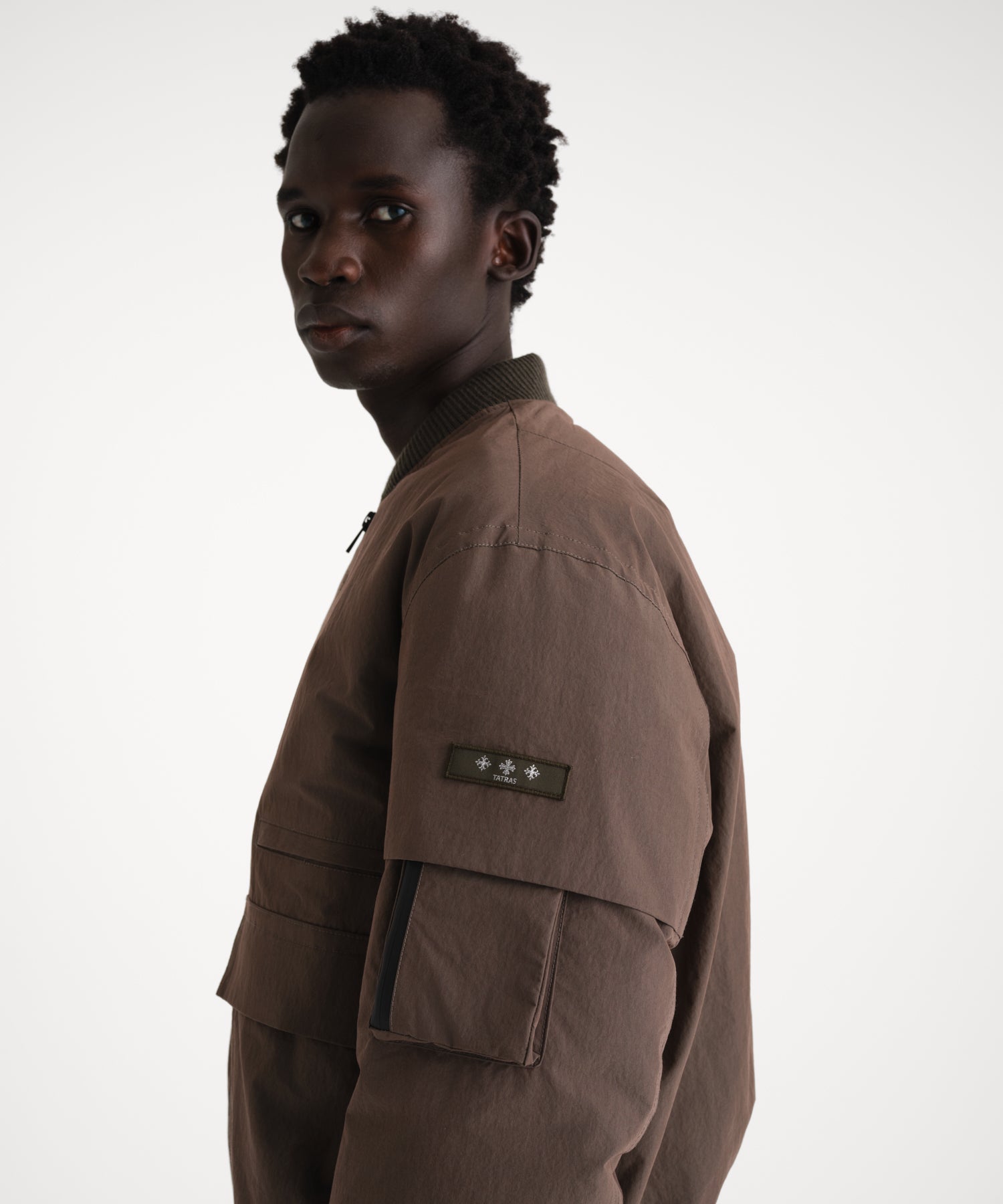 モデル身長186cm、着用サイズ3、着用カラーKHAKI