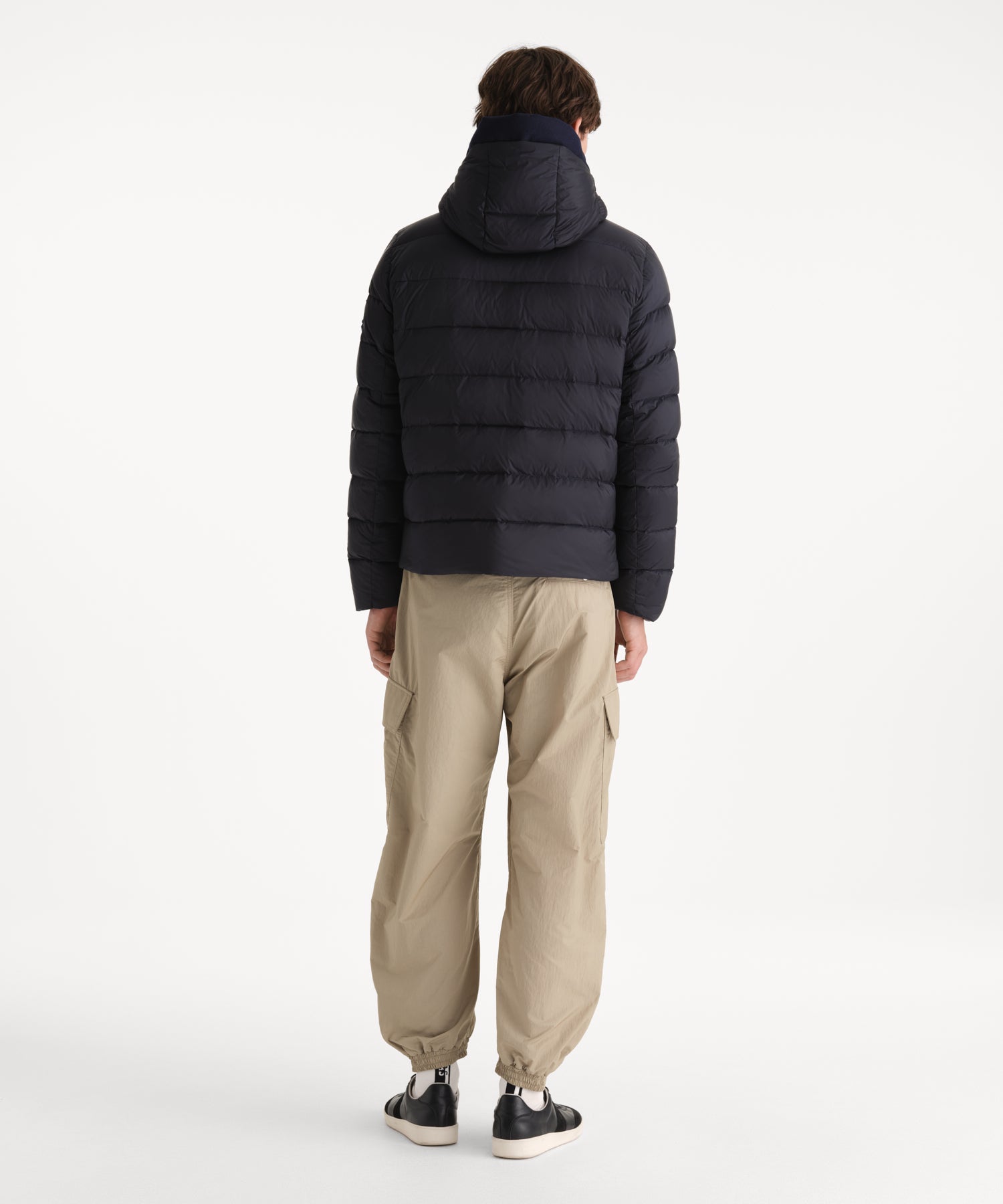 モデル身長190cm、着用サイズ3、着用カラーNAVY