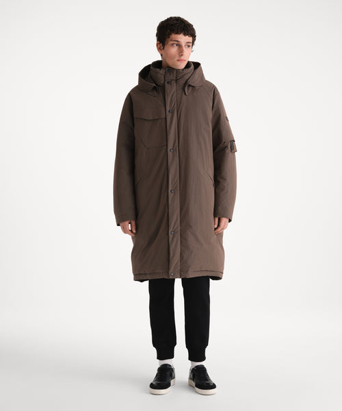 モデル身長185cm、着用サイズ3、着用カラーKHAKI