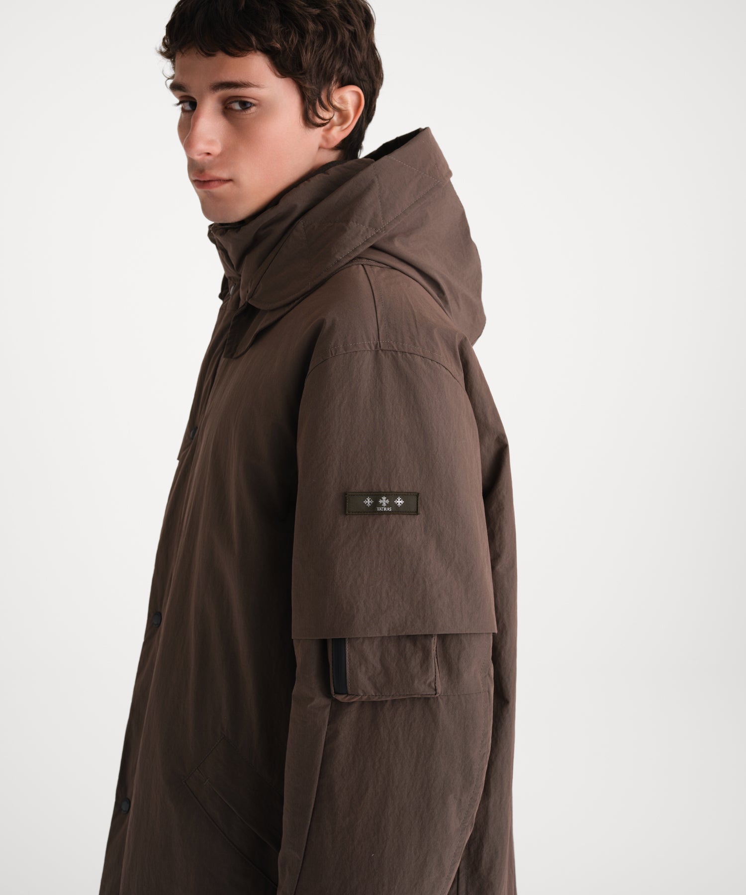 モデル身長185cm、着用サイズ3、着用カラーKHAKI