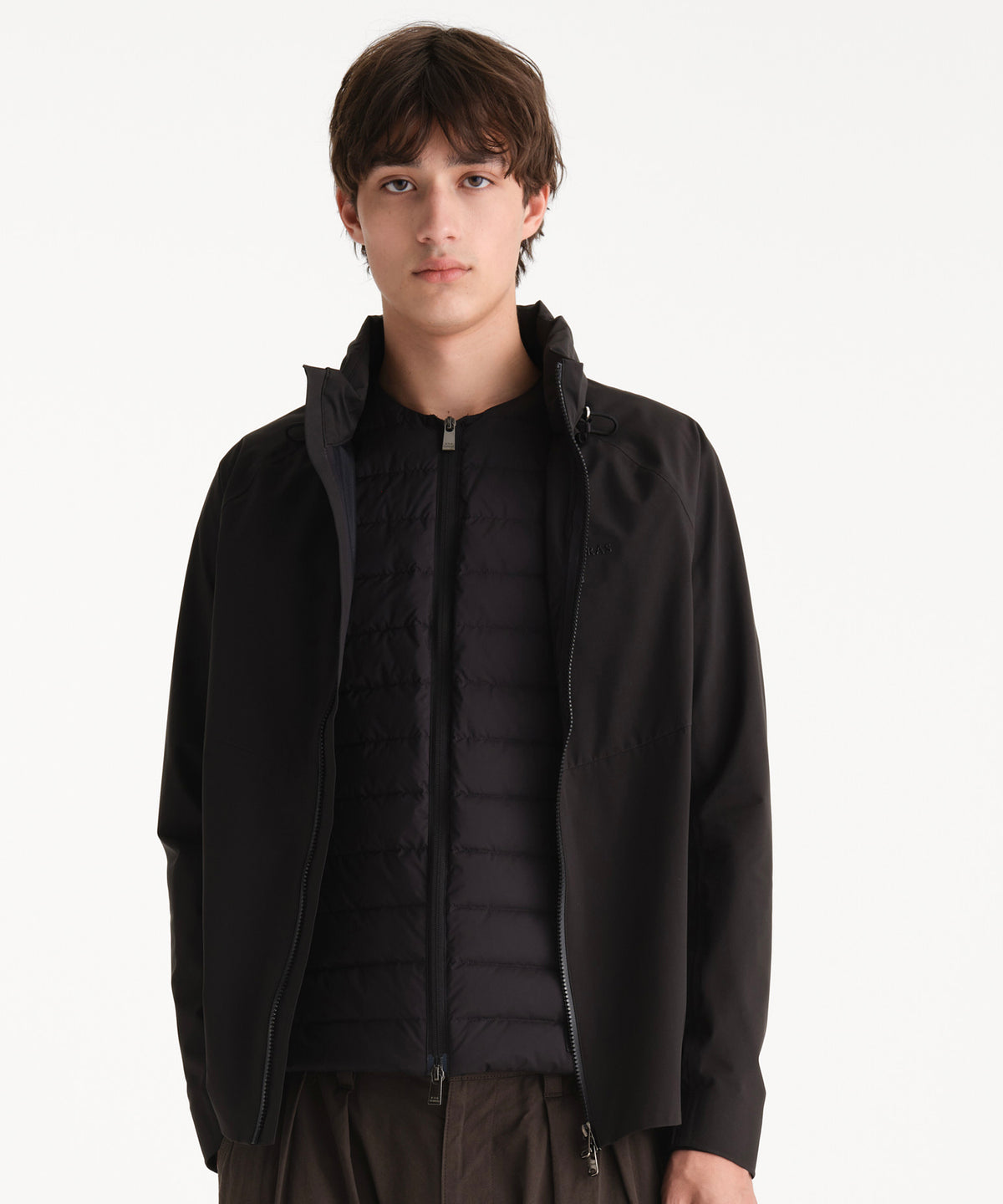 モデル身長190cm、着用サイズ3、着用カラーBLACK
