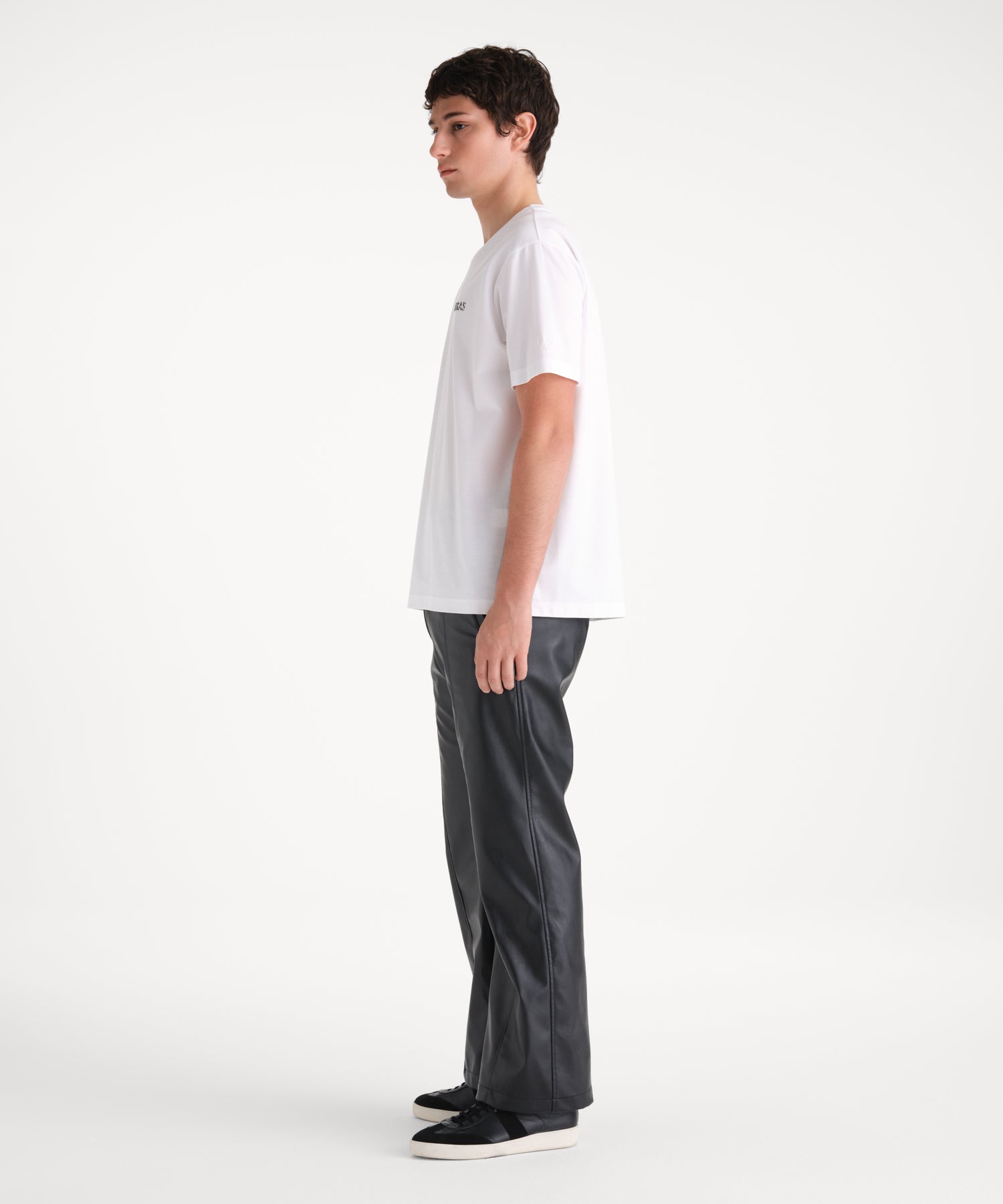 モデル身長185cm、着用サイズ3、着用カラーWHITE