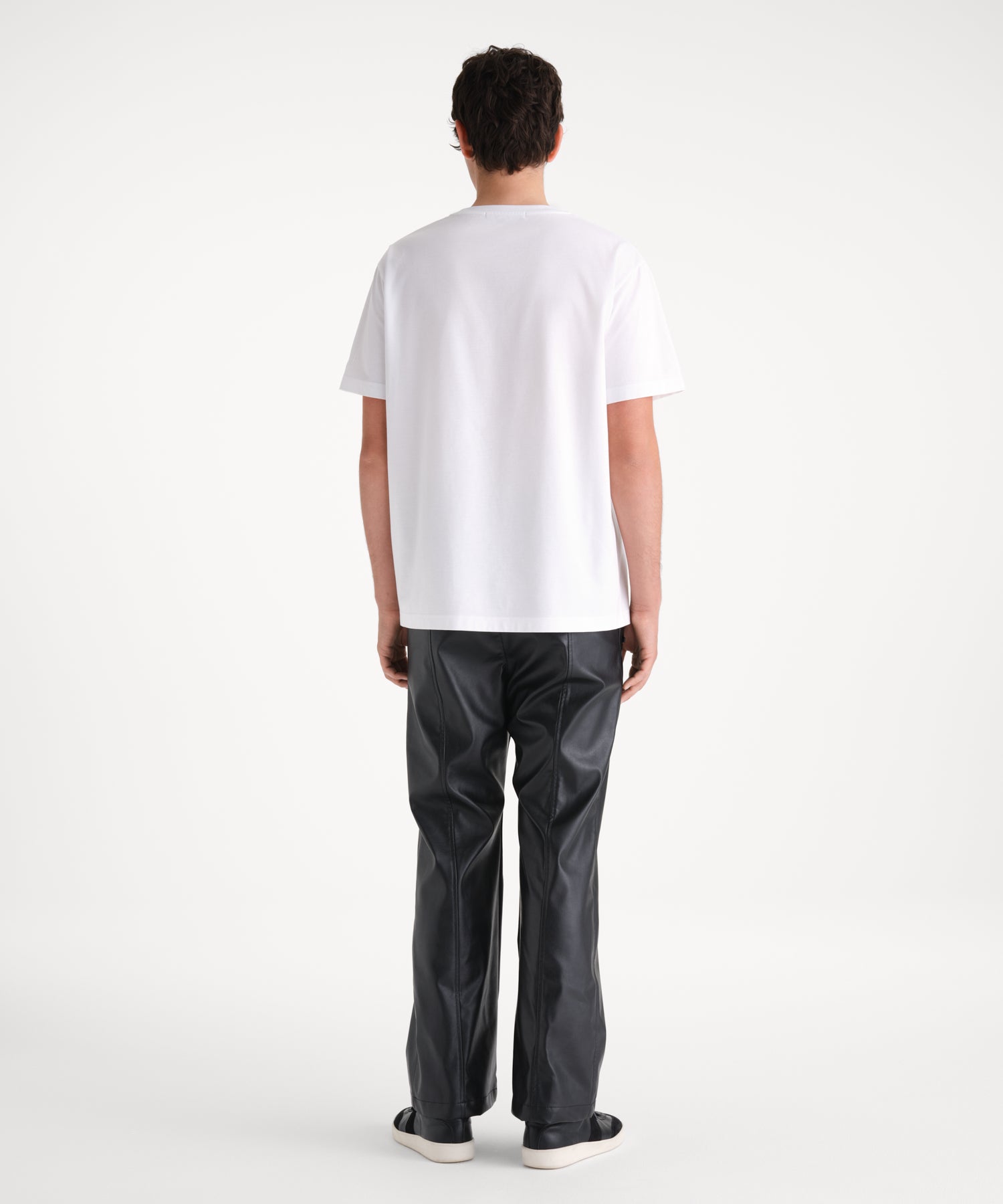 モデル身長185cm、着用サイズ3、着用カラーWHITE