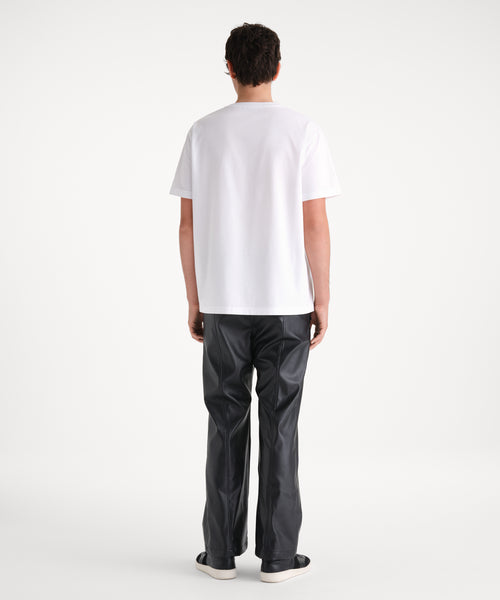モデル身長185cm、着用サイズ3、着用カラーWHITE