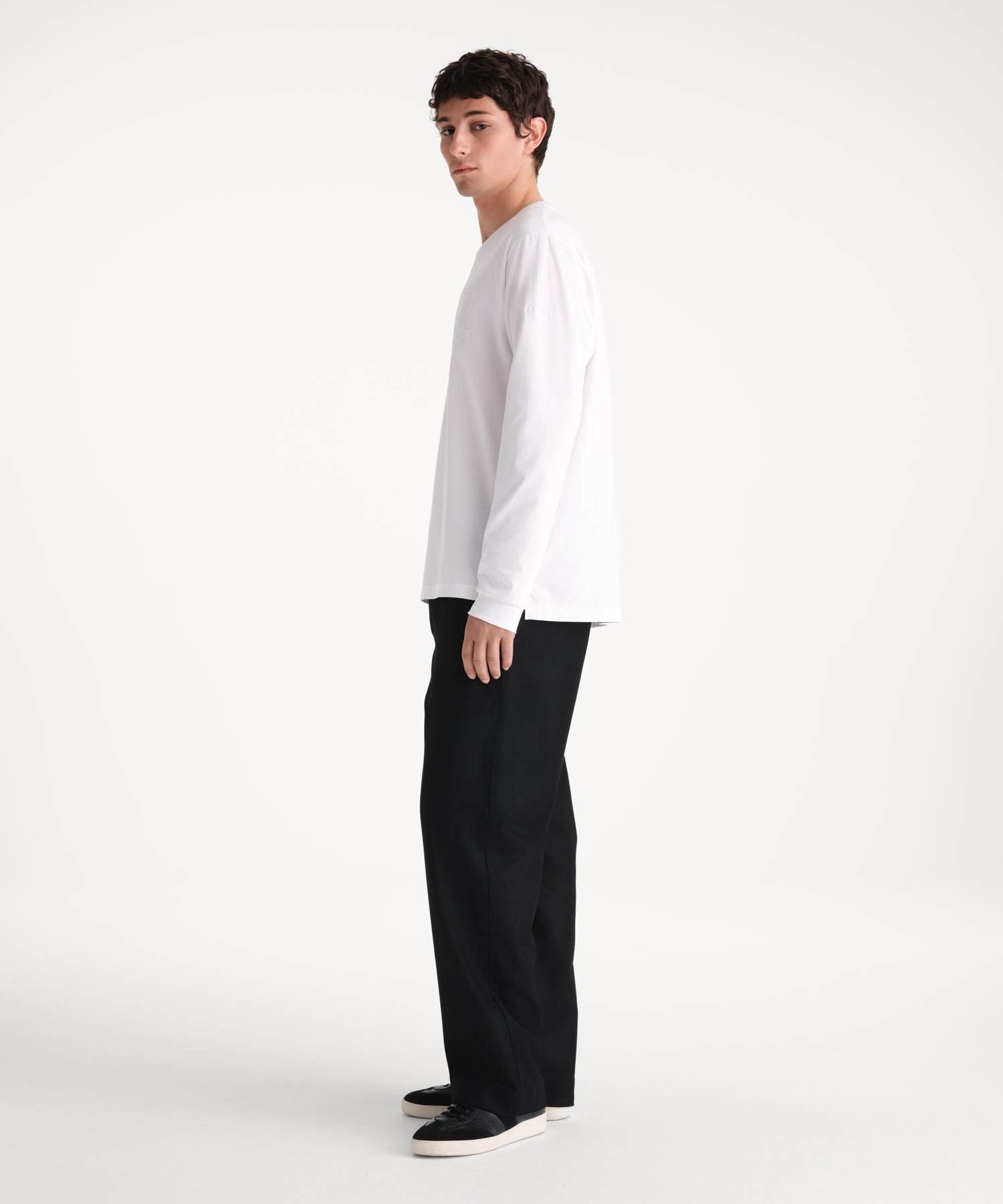モデル身長185cm、着用サイズ3、着用カラーWHITE