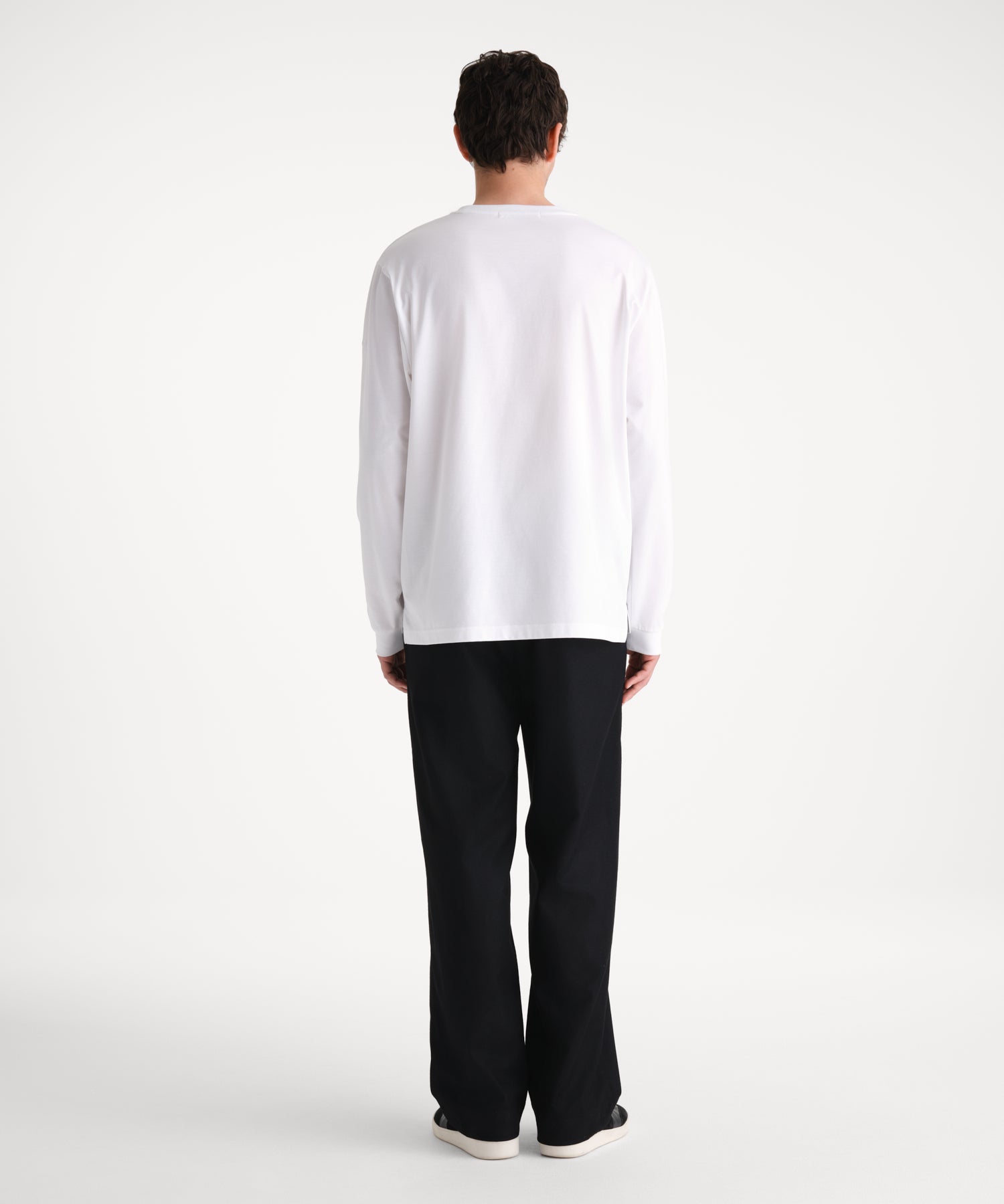 モデル身長185cm、着用サイズ3、着用カラーWHITE