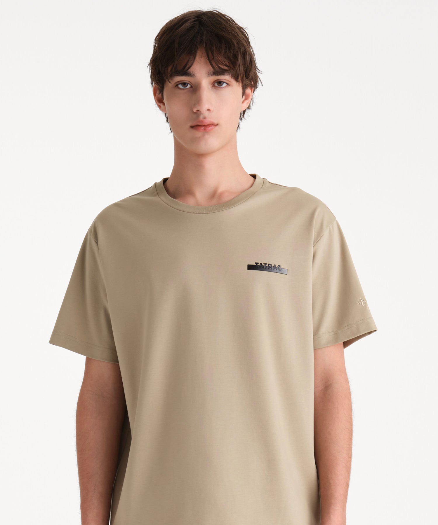モデル身長190cm、着用サイズ3、着用カラーBEIGE