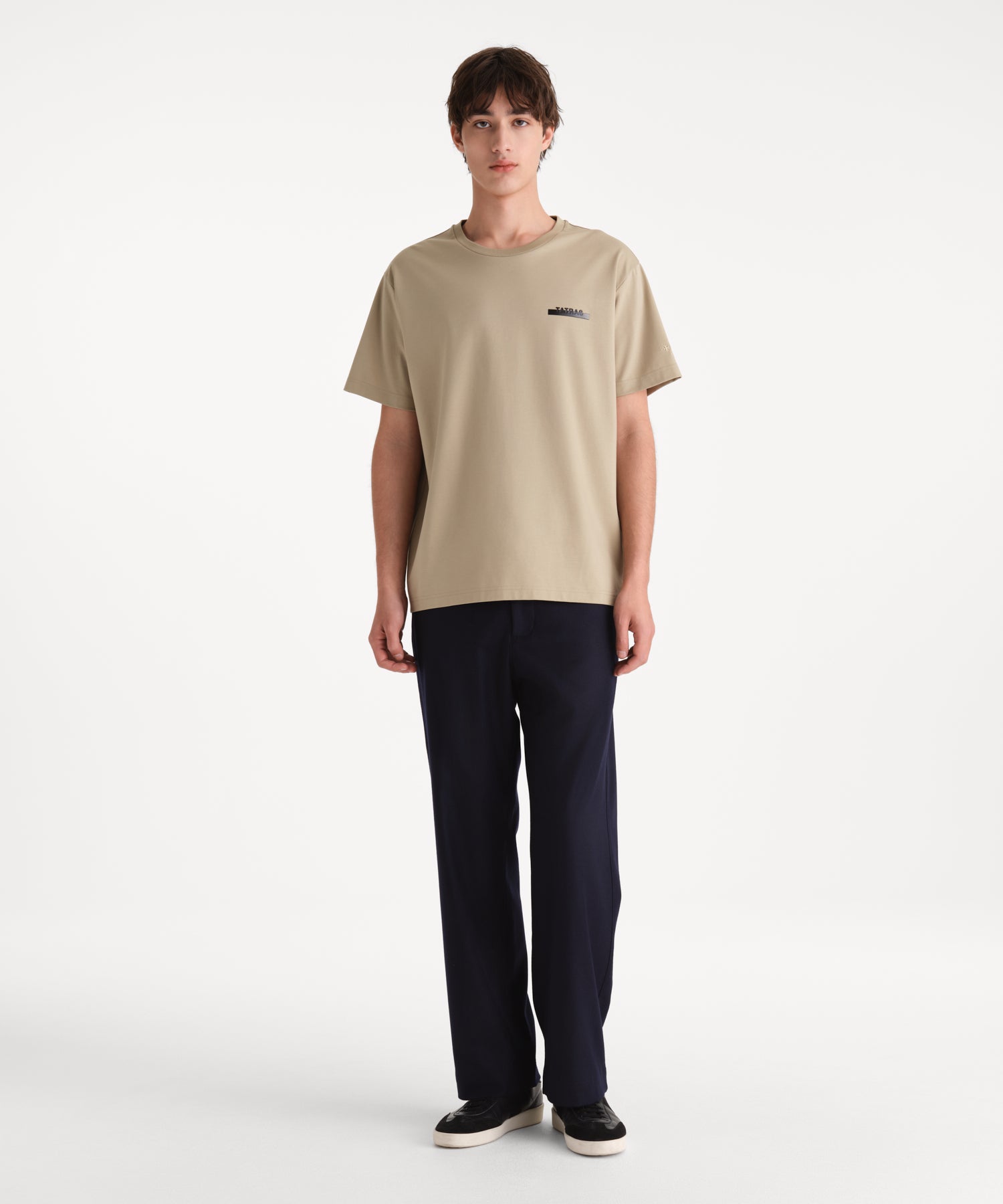 モデル身長190cm、着用サイズ3、着用カラーBEIGE
