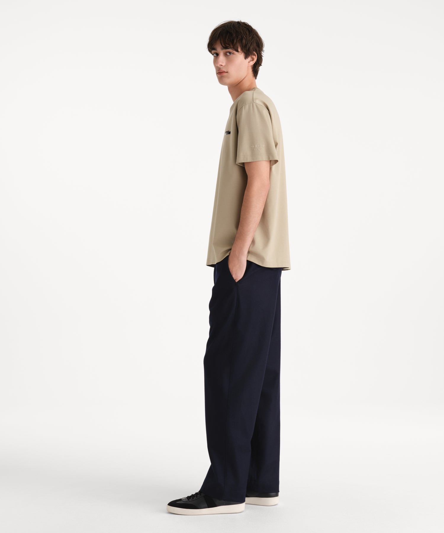 モデル身長190cm、着用サイズ3、着用カラーBEIGE