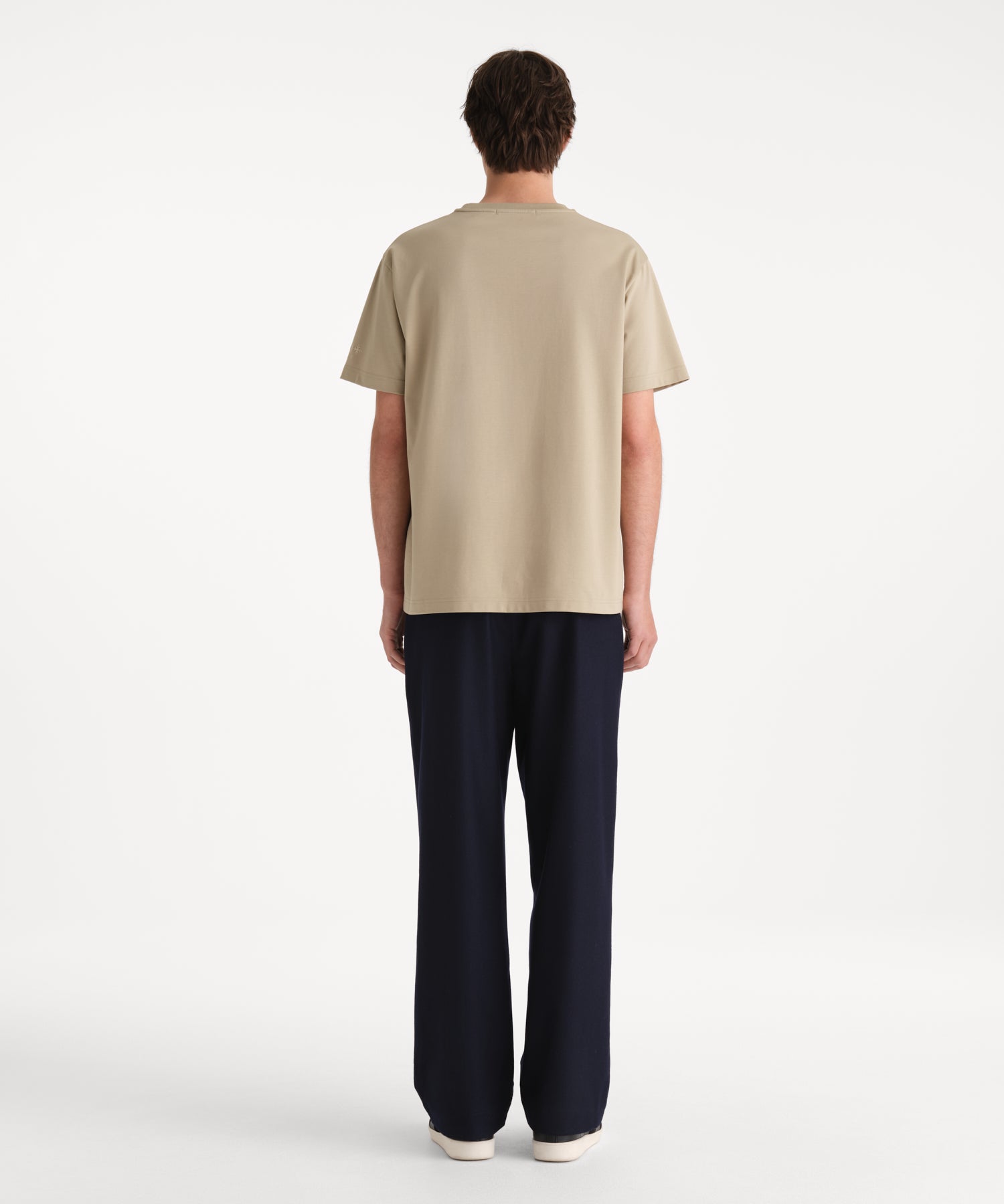 モデル身長190cm、着用サイズ3、着用カラーBEIGE