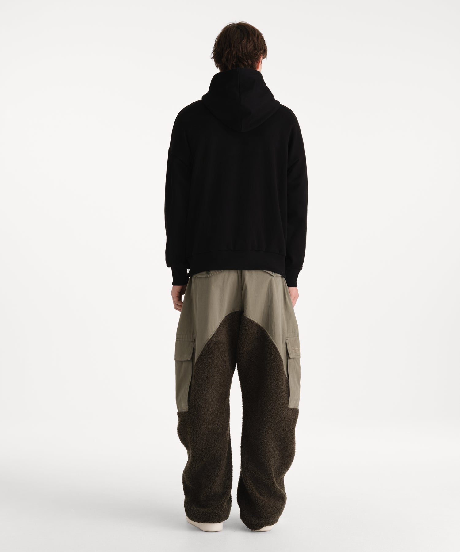 モデル身長190cm、着用サイズ3、着用カラーBLACK