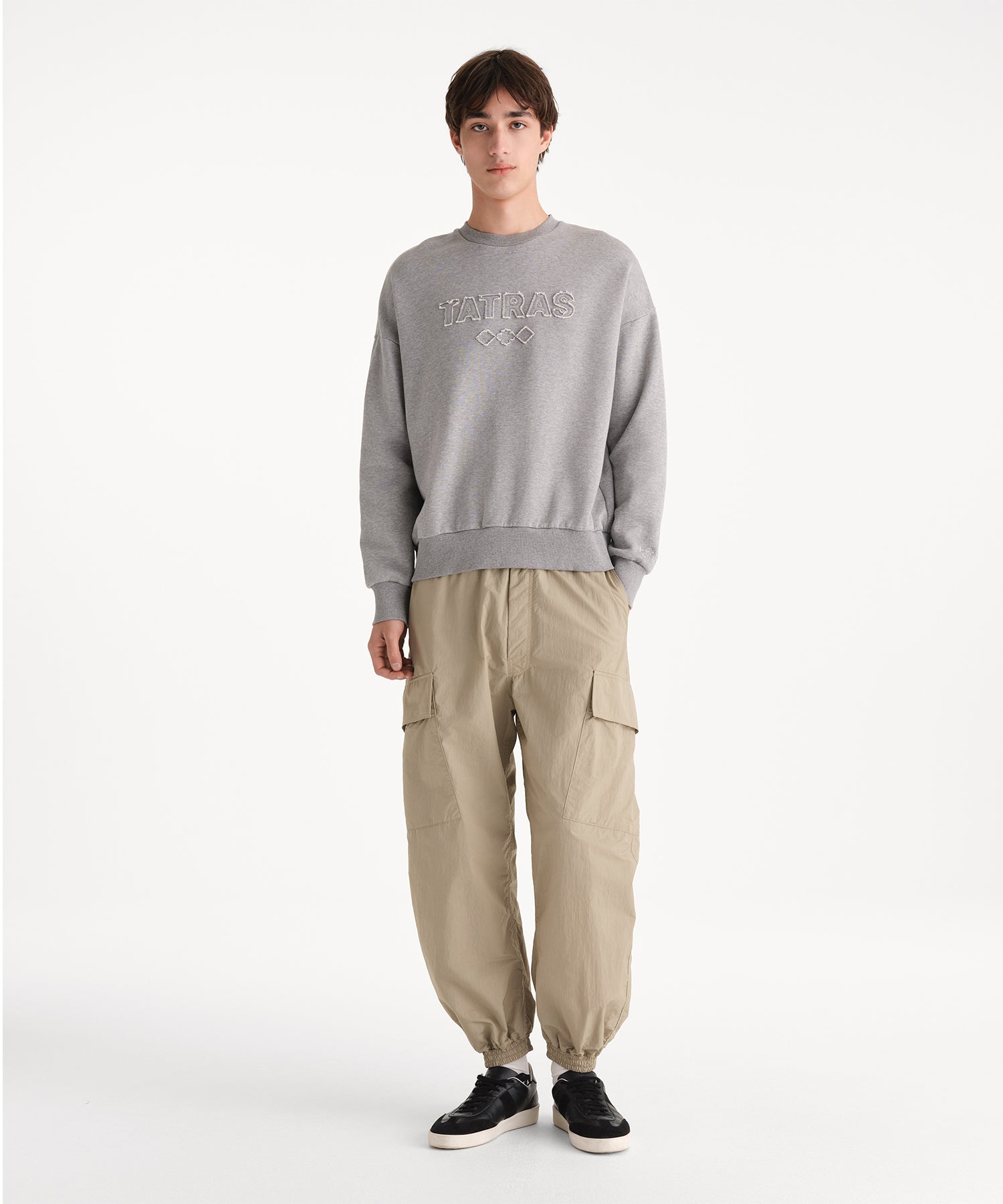 モデル身長190cm、着用サイズ3、着用カラーGRAY