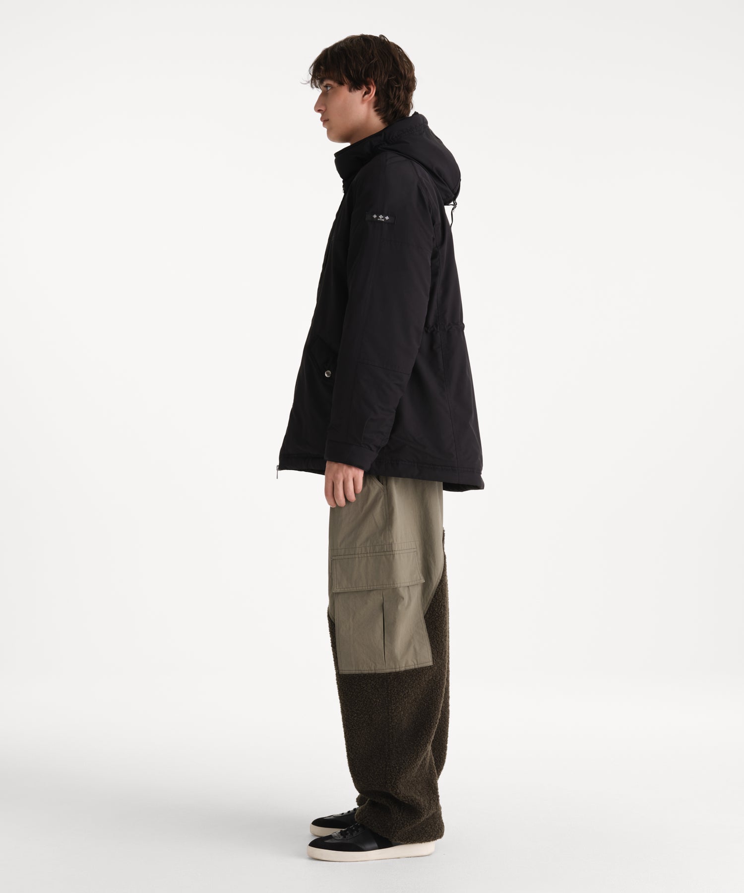 モデル身長190cm、着用サイズ3、着用カラーBLACK