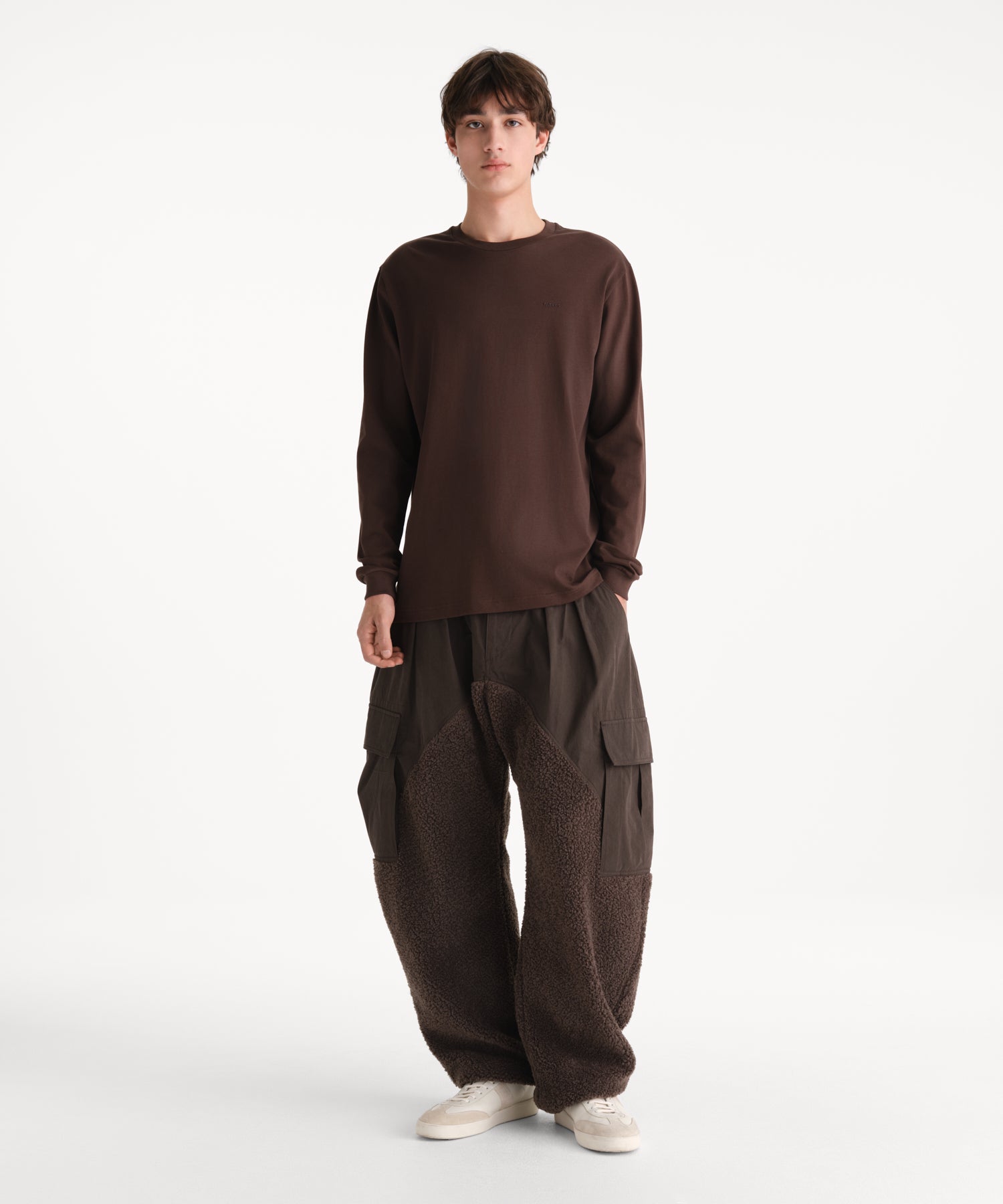 モデル身長190cm、着用サイズ3、着用カラーBROWN