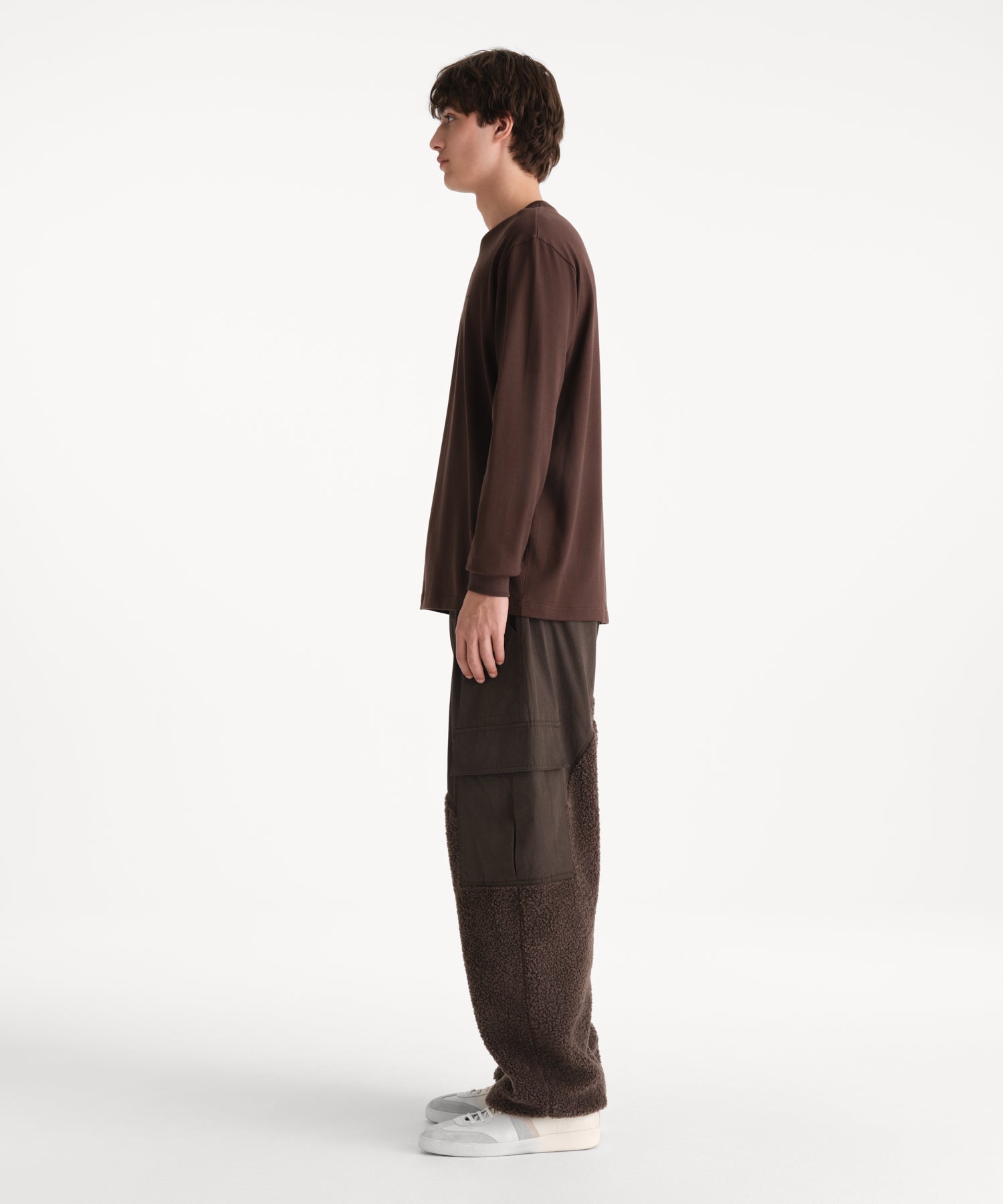 モデル身長190cm、着用サイズ3、着用カラーBROWN