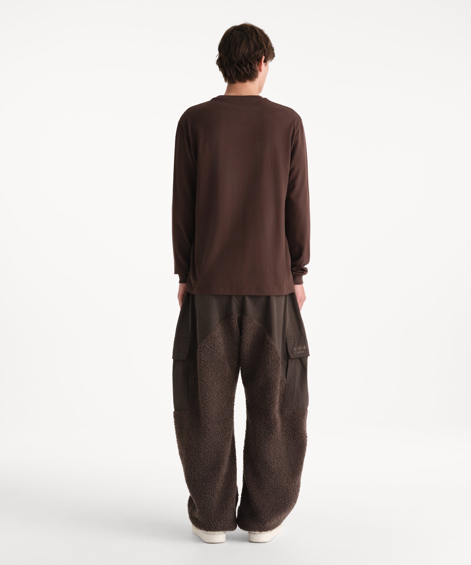 モデル身長190cm、着用サイズ3、着用カラーBROWN