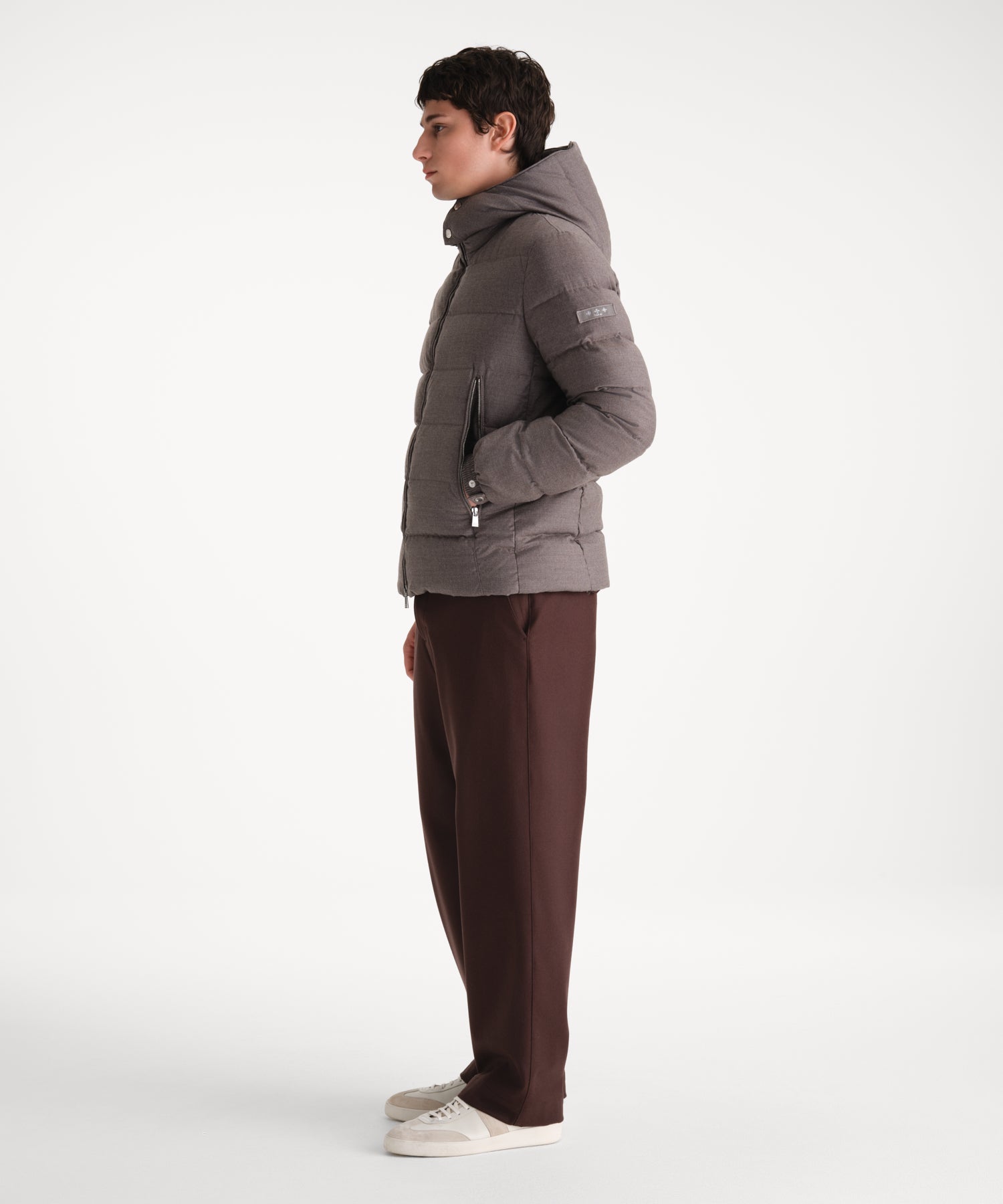 モデル身長185cm、着用サイズ3、着用カラーMOCHA