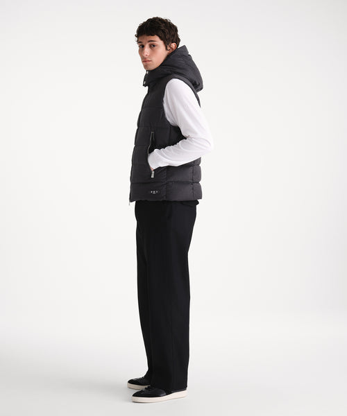 モデル身長185cm、着用サイズ3、着用カラーC.GRAY