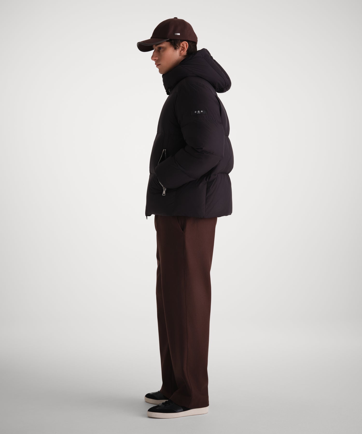モデル身長185cm、着用サイズF、着用カラーBROWN