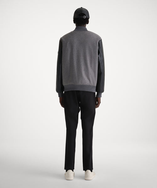 モデル身長186cm、着用サイズF、着用カラーBLACK