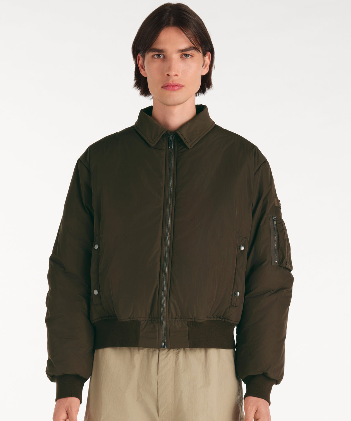 モデル身長188cm、着用サイズ3、着用カラーKHAKI
