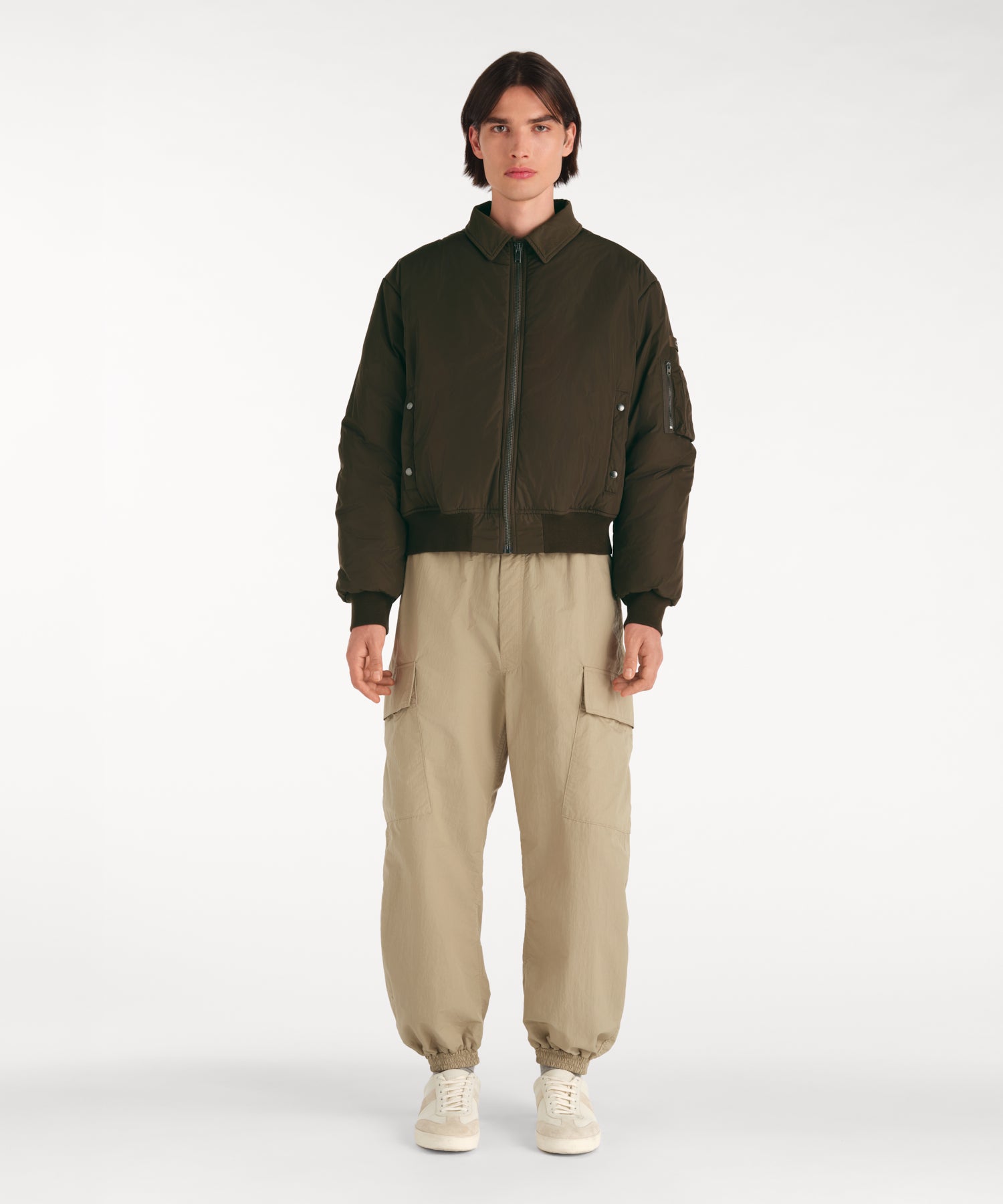 モデル身長188cm、着用サイズ3、着用カラーKHAKI