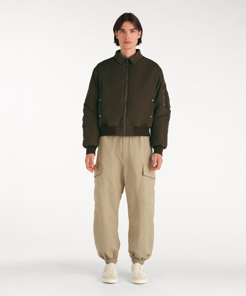 モデル身長188cm、着用サイズ3、着用カラーKHAKI
