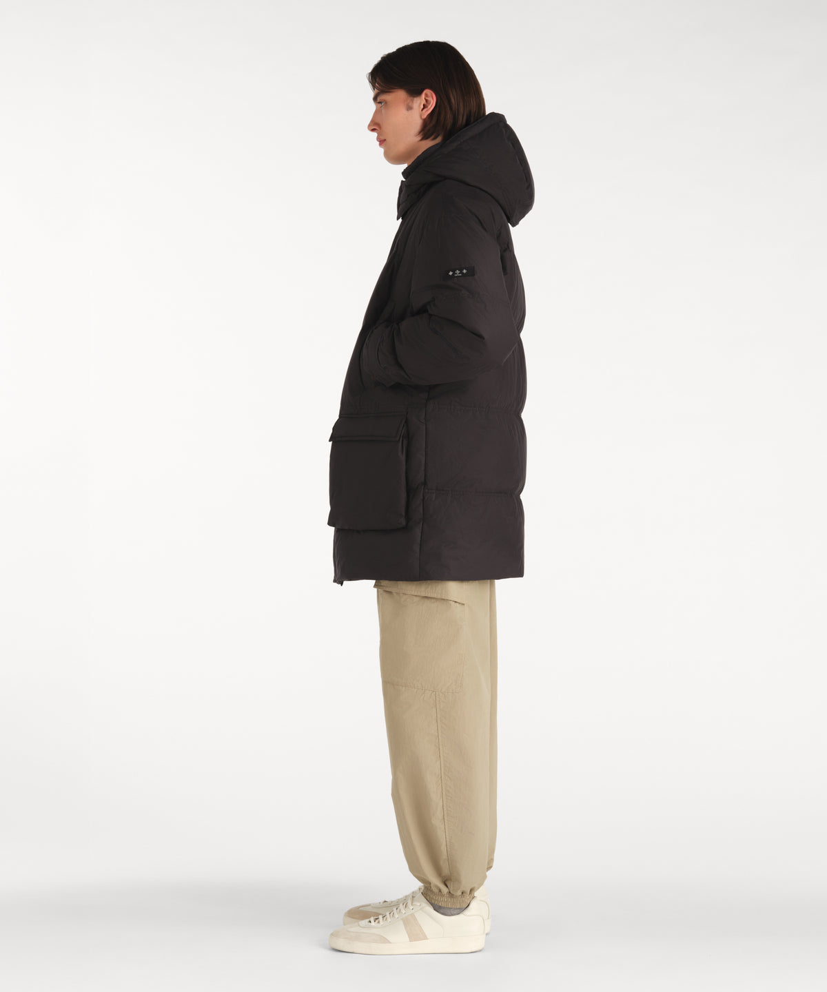 モデル身長188cm、着用サイズ3、着用カラーBLACK