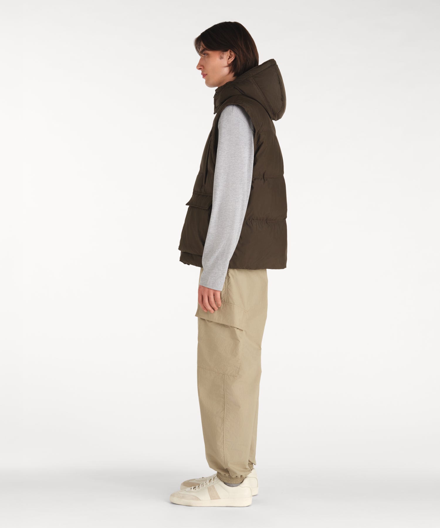 モデル身長188cm、着用サイズ3、着用カラーBROWN