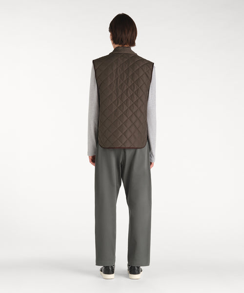 モデル身長188cm、着用サイズ3、着用カラーKHAKI