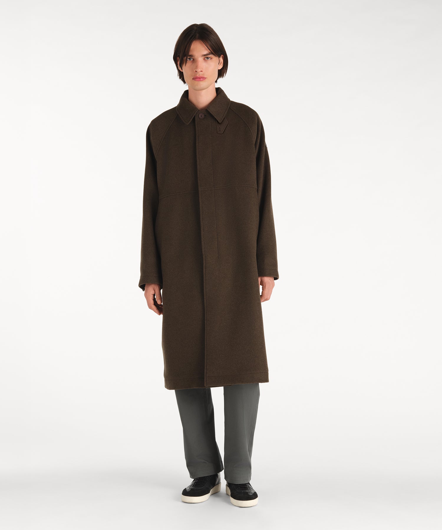 モデル身長188cm、着用サイズ3、着用カラーKHAKI