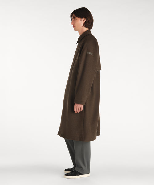 モデル身長188cm、着用サイズ3、着用カラーKHAKI