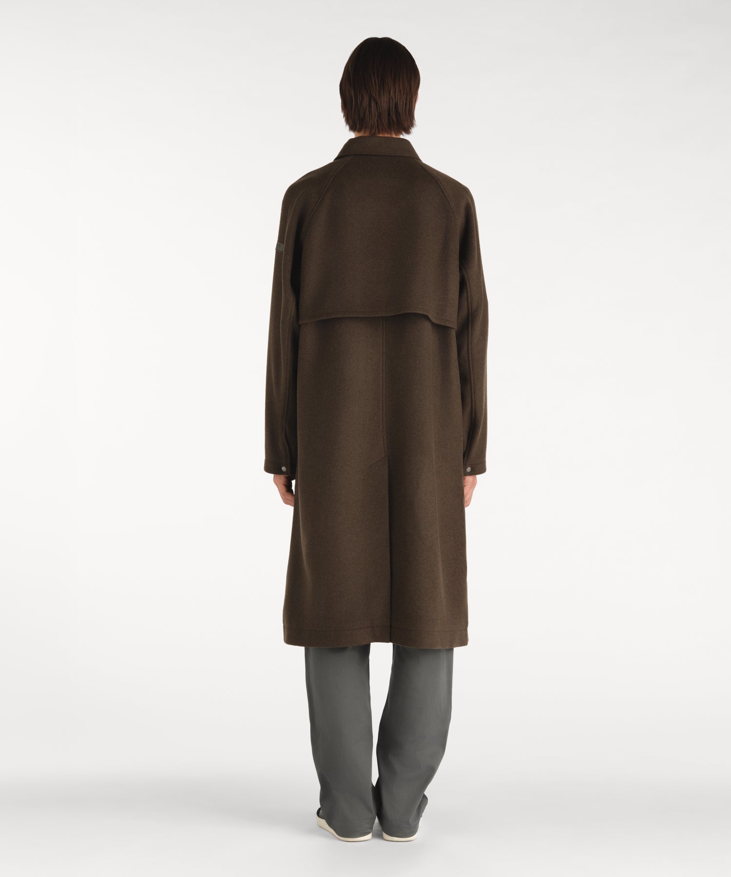モデル身長188cm、着用サイズ3、着用カラーKHAKI