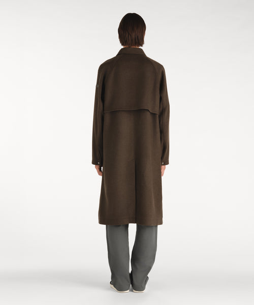 モデル身長188cm、着用サイズ3、着用カラーKHAKI