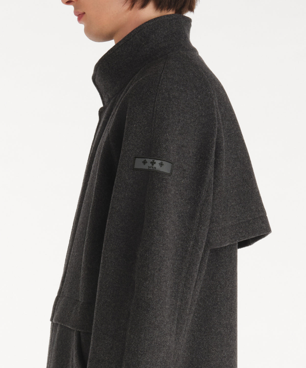 モデル身長188cm、着用サイズ3、着用カラーC.GRAY