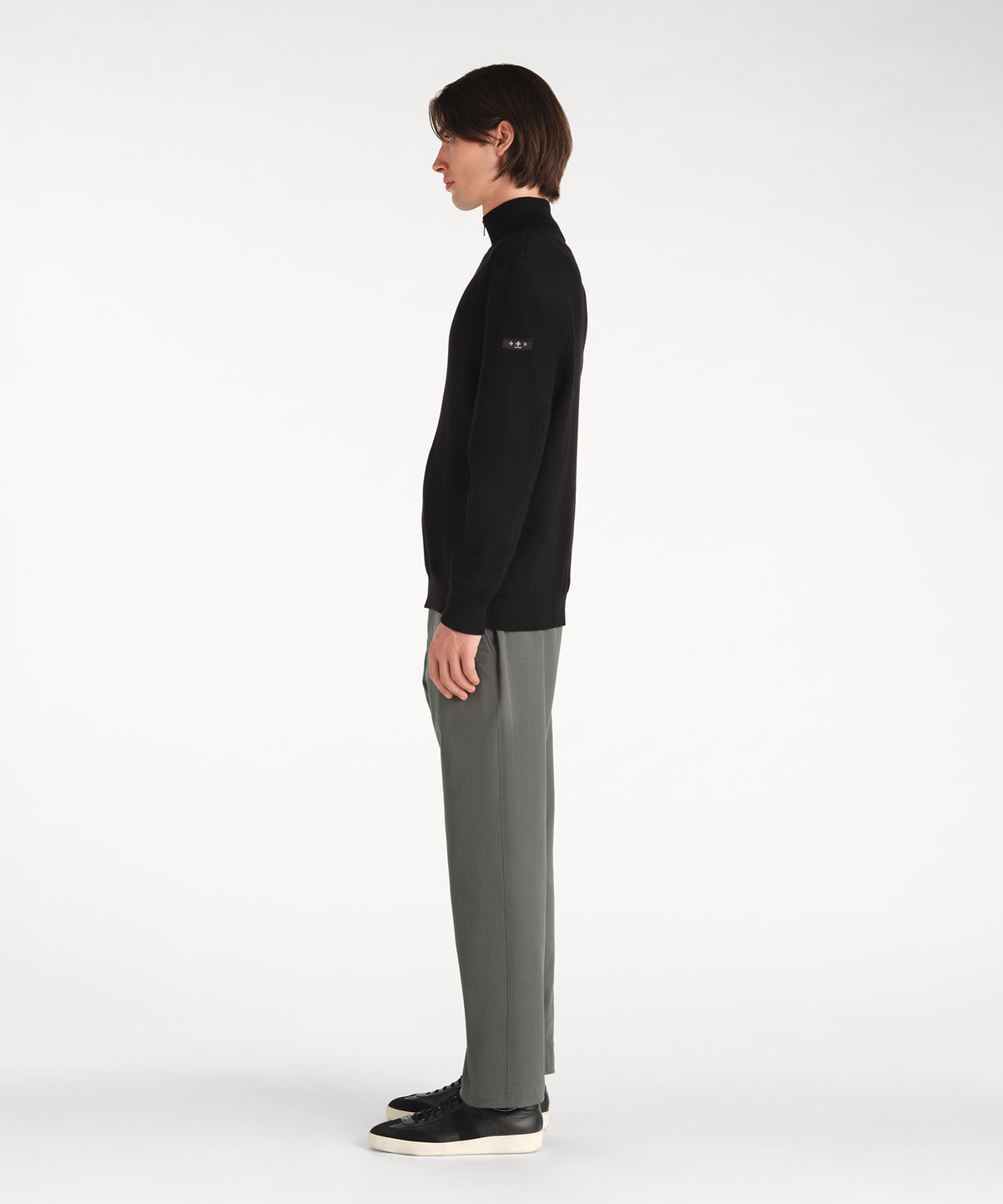 モデル身長188cm、着用サイズ3、着用カラーBLACK