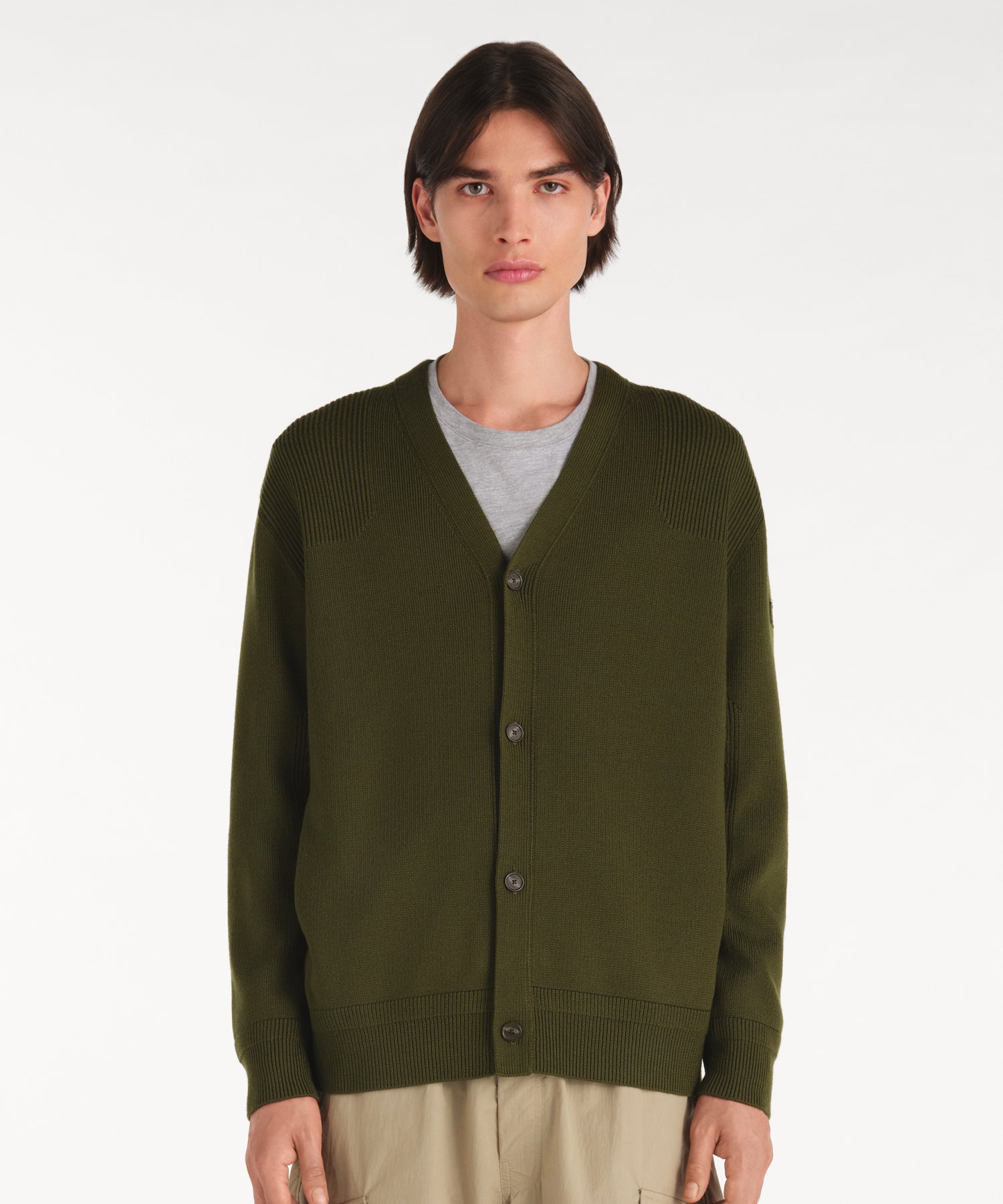モデル身長188cm、着用サイズ3、着用カラーKHAKI