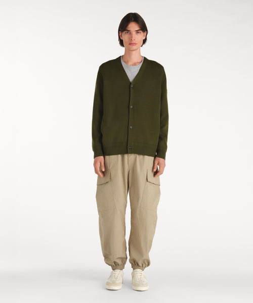 モデル身長188cm、着用サイズ3、着用カラーKHAKI