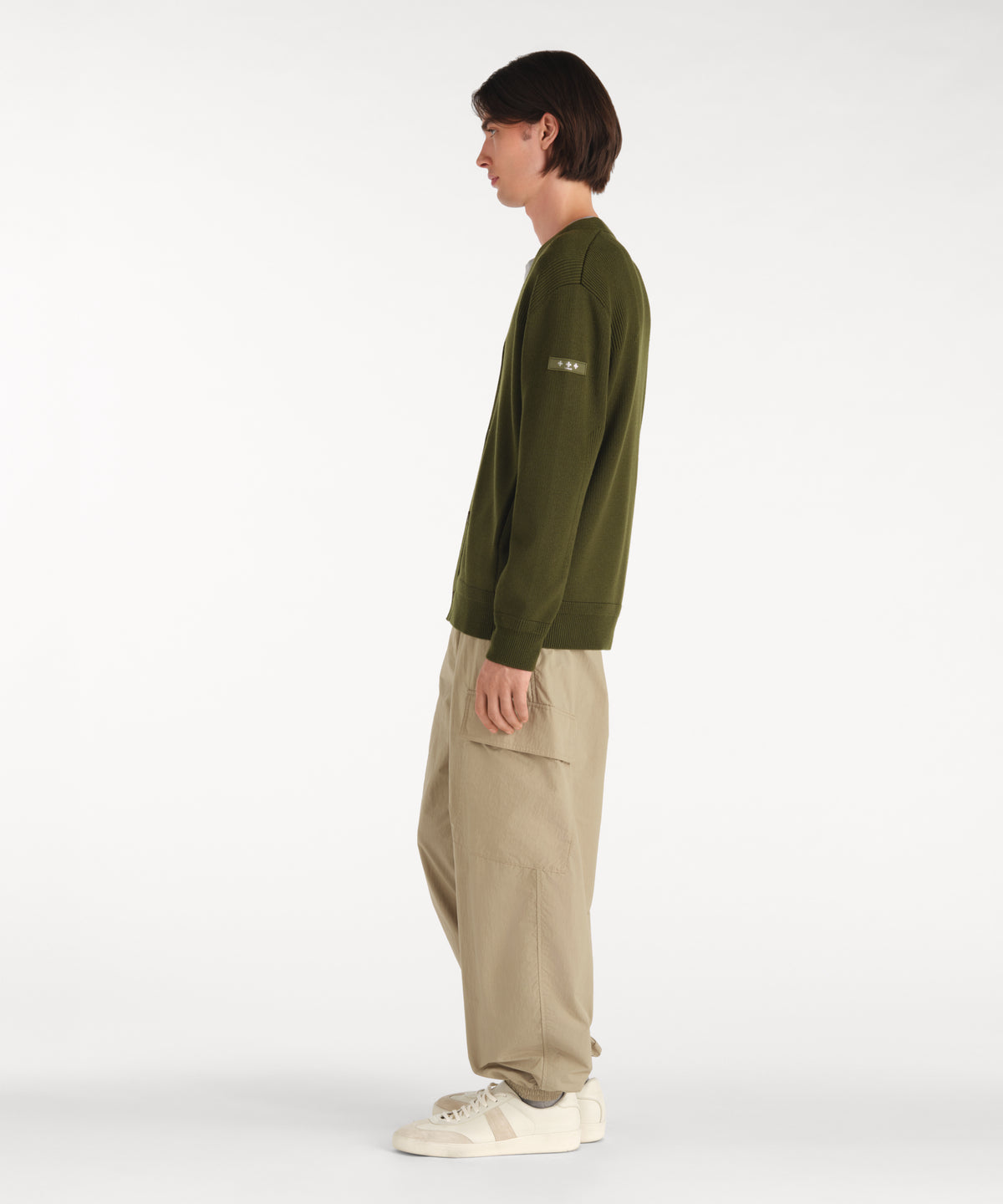 モデル身長188cm、着用サイズ3、着用カラーKHAKI