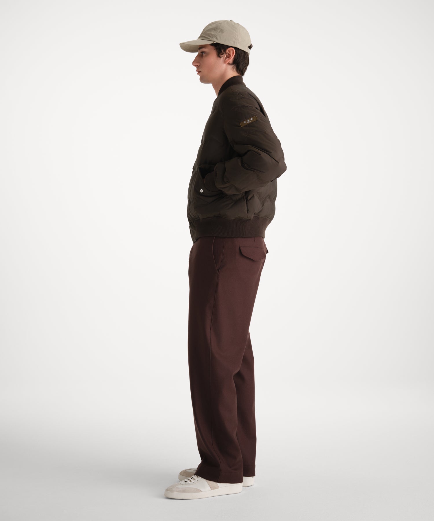 モデル身長185cm、着用サイズF、着用カラーBEIGE