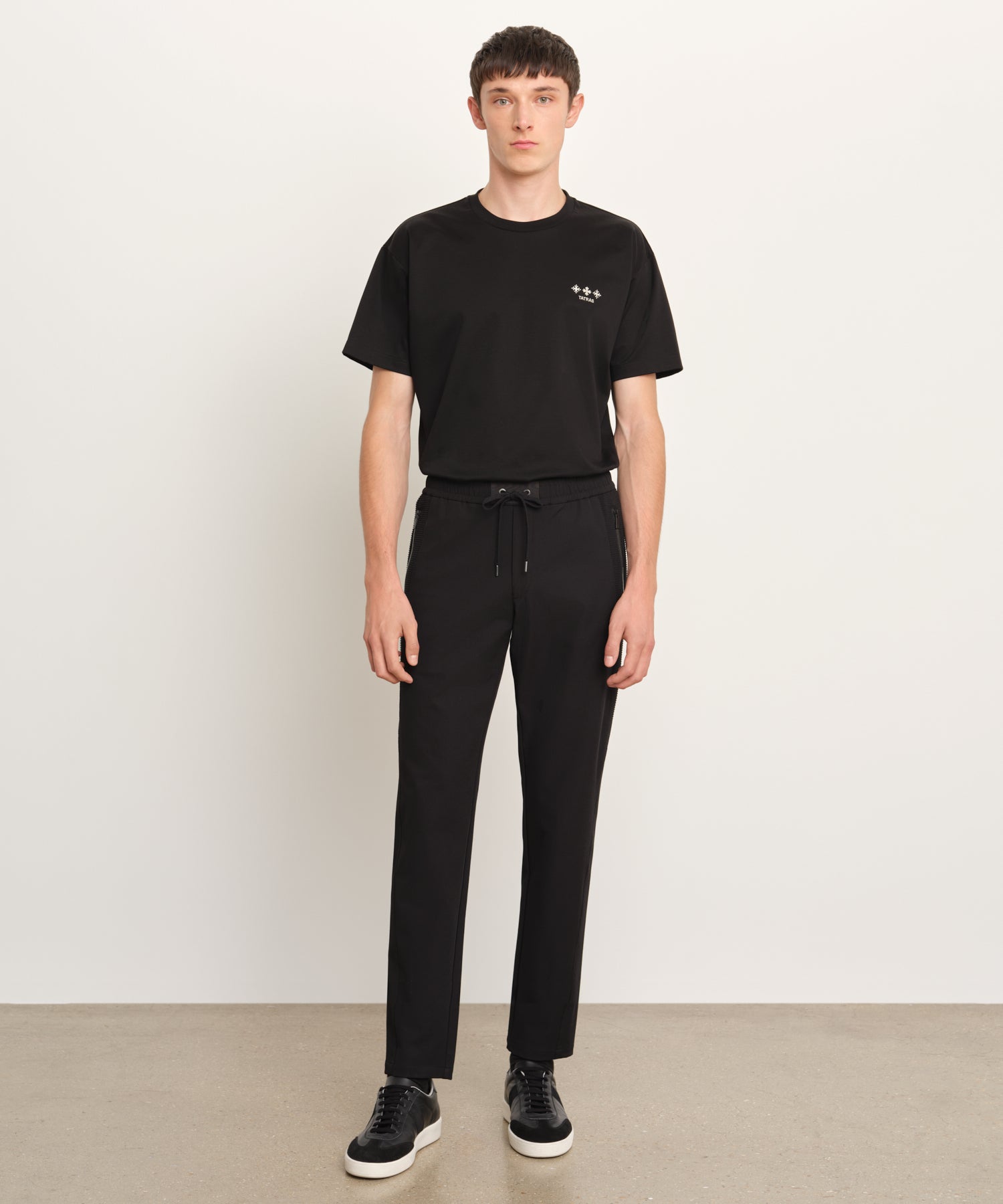 モデル身長189cm、着用サイズ3、着用カラーBLACK