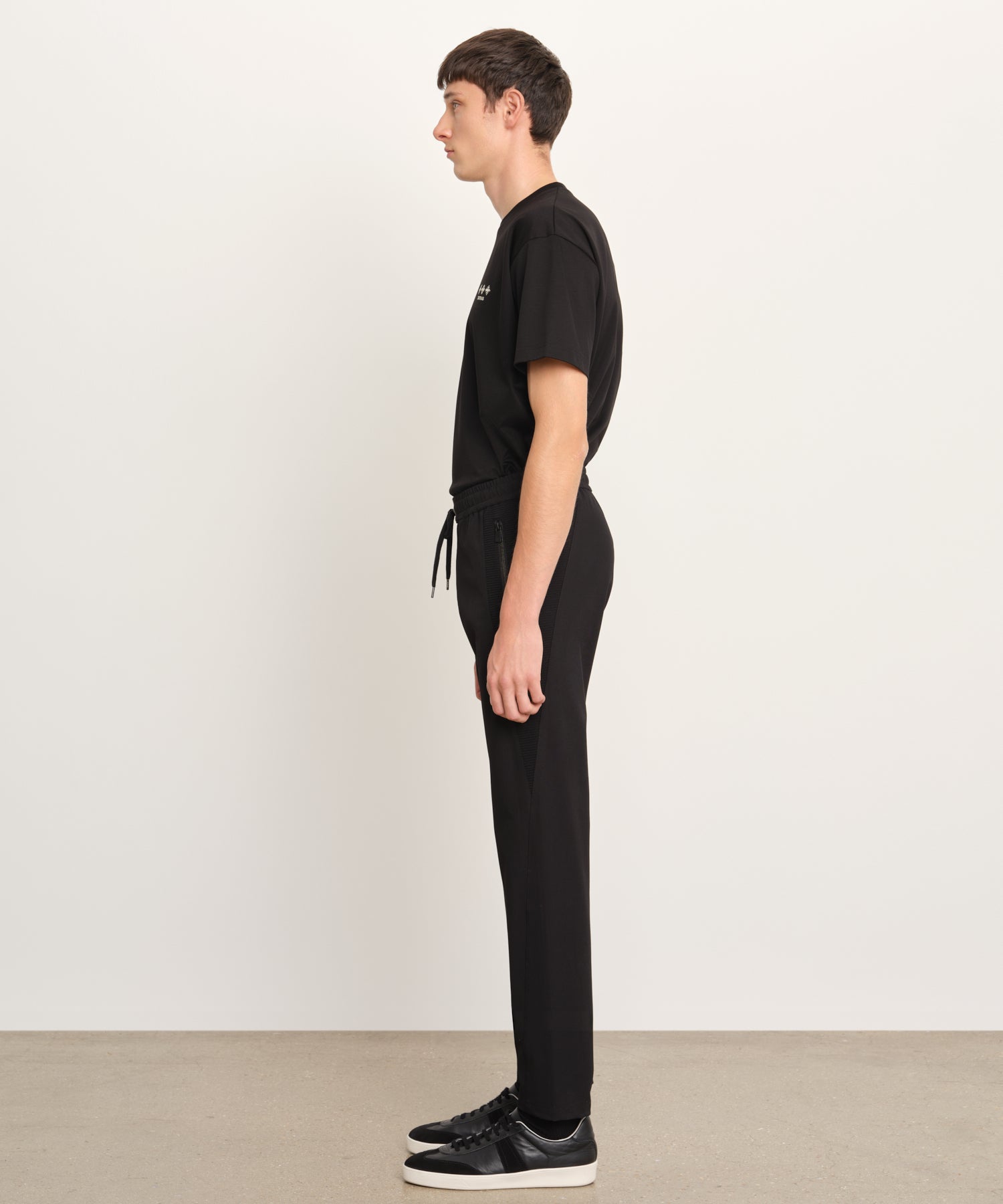 モデル身長189cm、着用サイズ3、着用カラーBLACK