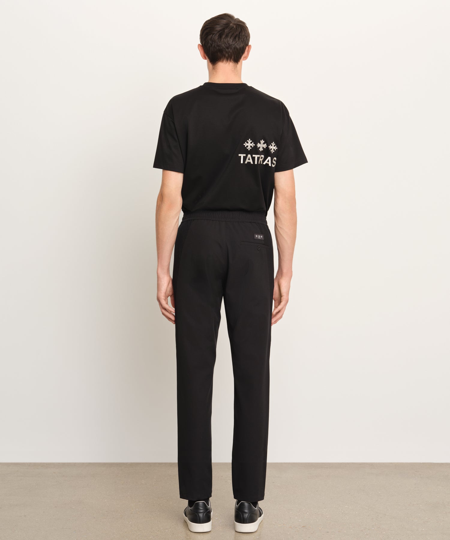 モデル身長189cm、着用サイズ3、着用カラーBLACK