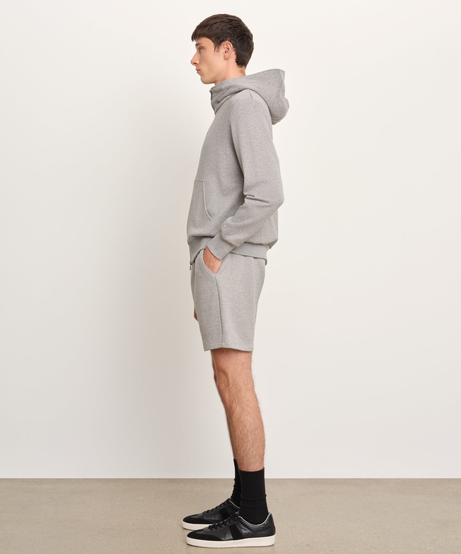 モデル身長189cm、着用サイズ3、着用カラーGRAY