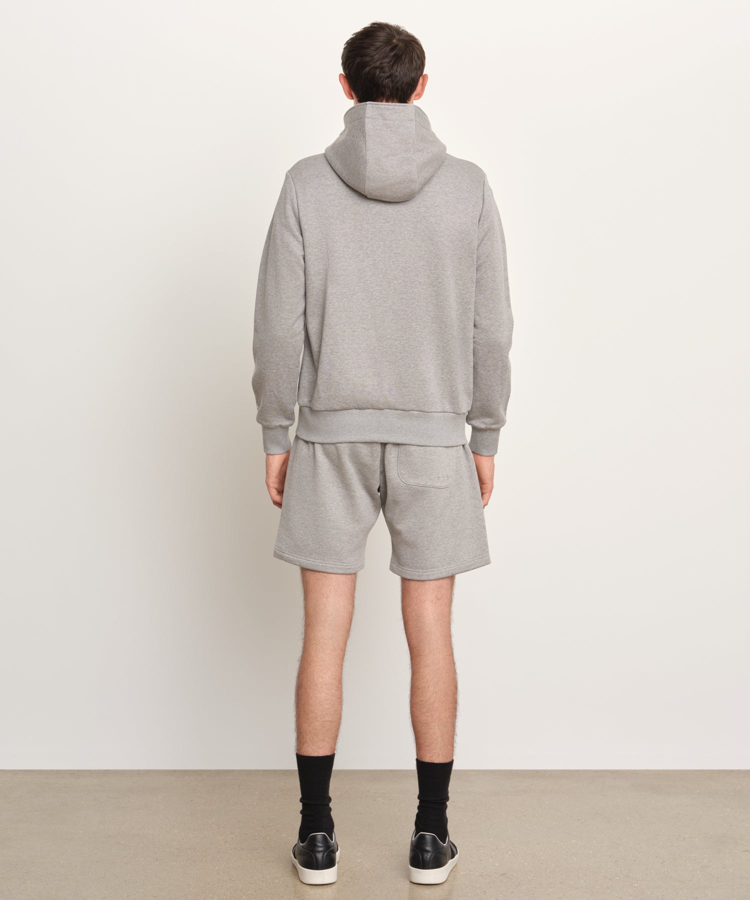 モデル身長189cm、着用サイズ3、着用カラーGRAY