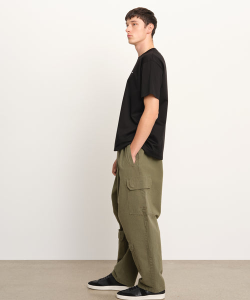 モデル身長189cm、着用サイズ3、着用カラーBLACK