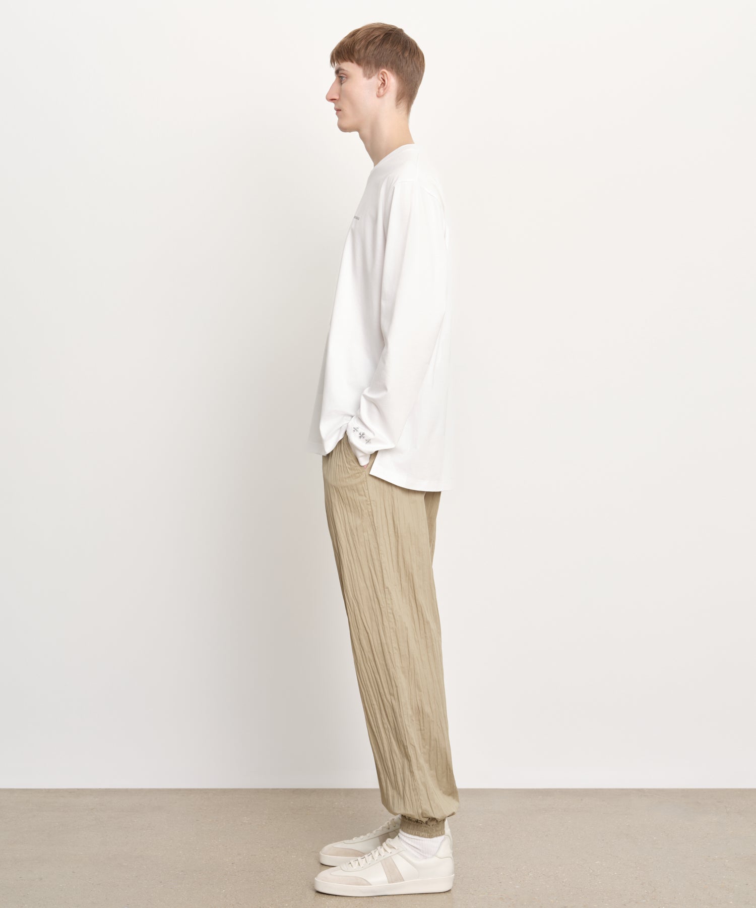 モデル身長189cm、着用サイズ3、着用カラーWHITE