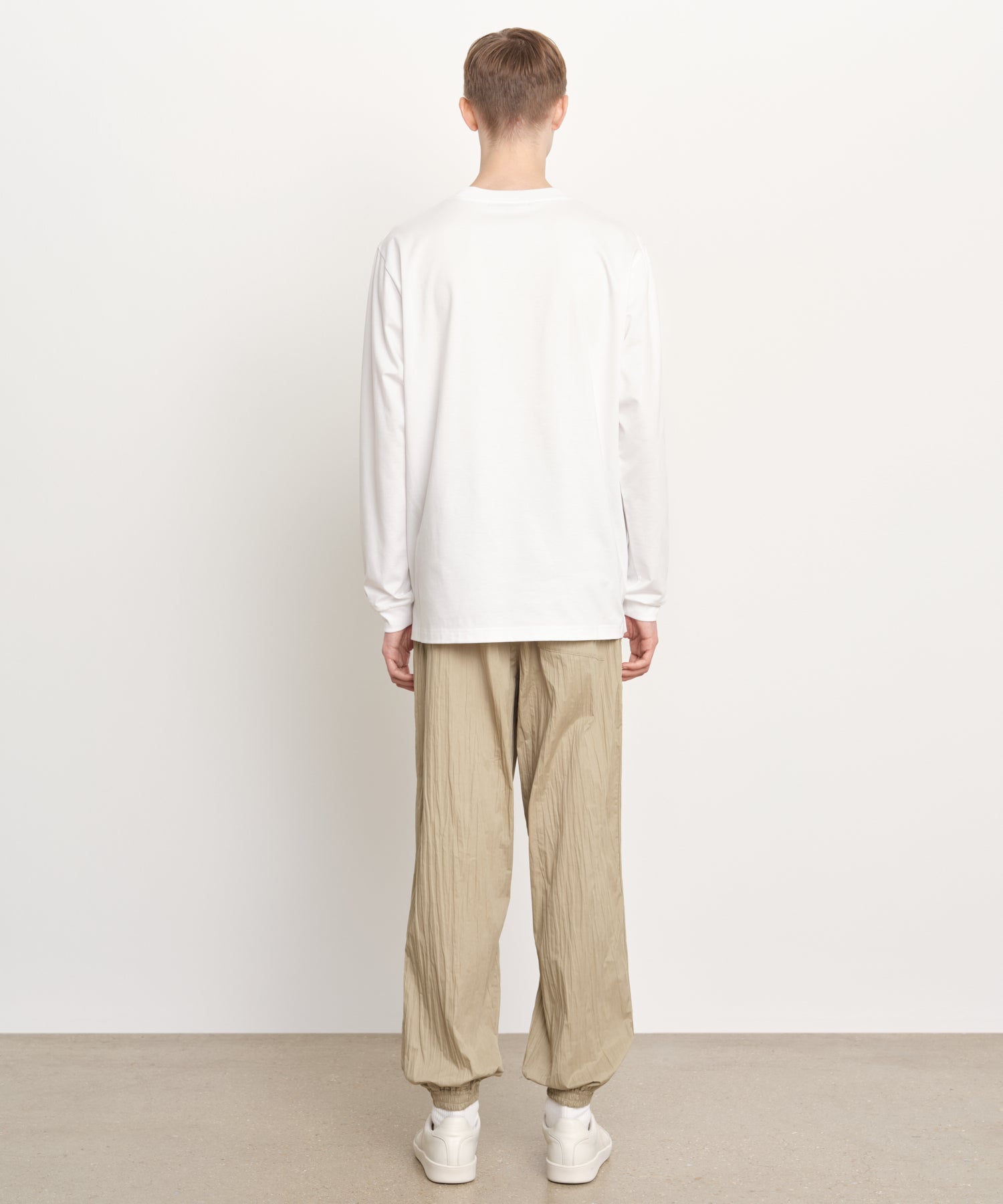 モデル身長189cm、着用サイズ3、着用カラーWHITE