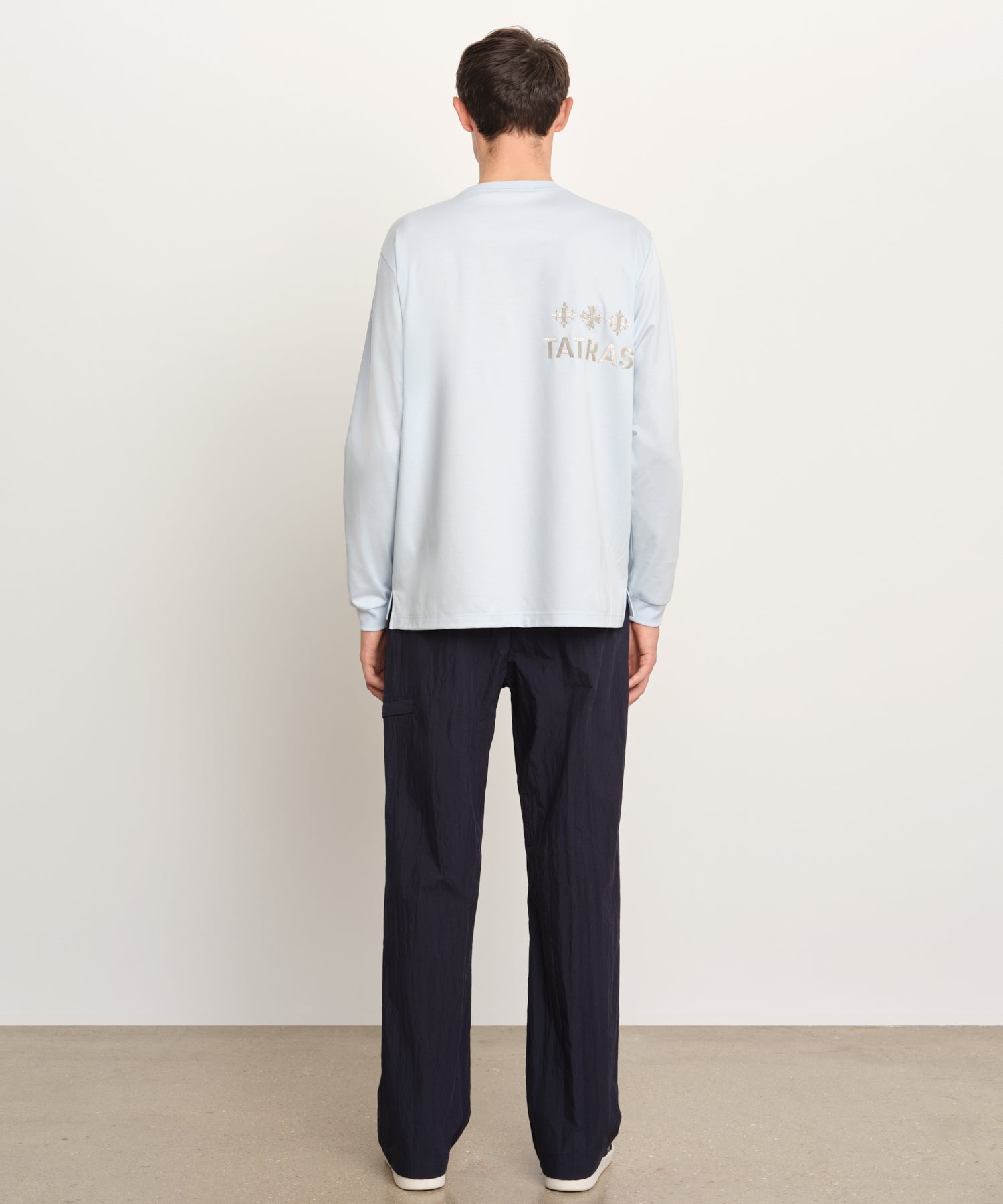 モデル身長189cm、着用サイズ3、着用カラーSAX