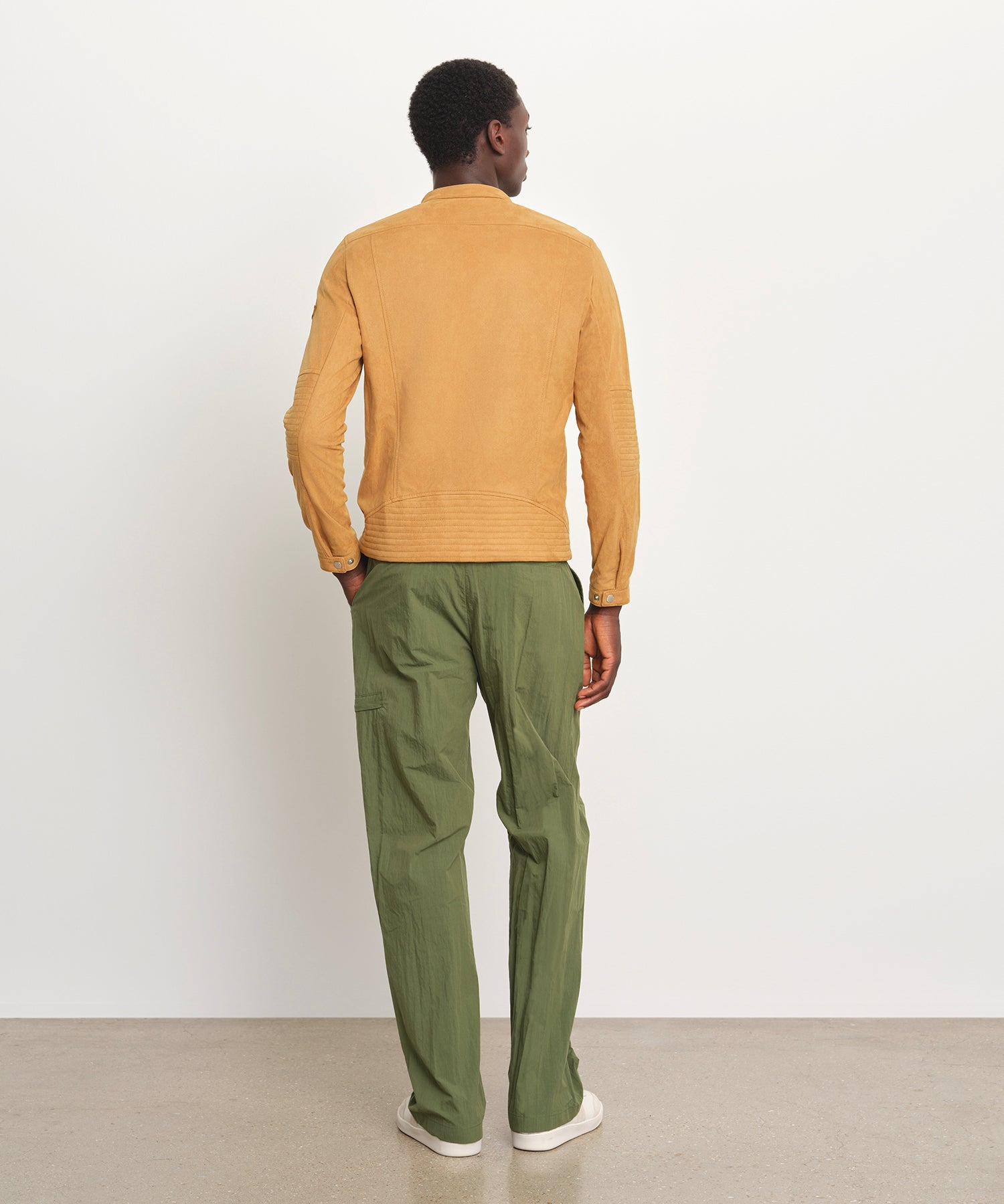 モデル身長189cm、着用サイズ3、着用カラーBEIGE